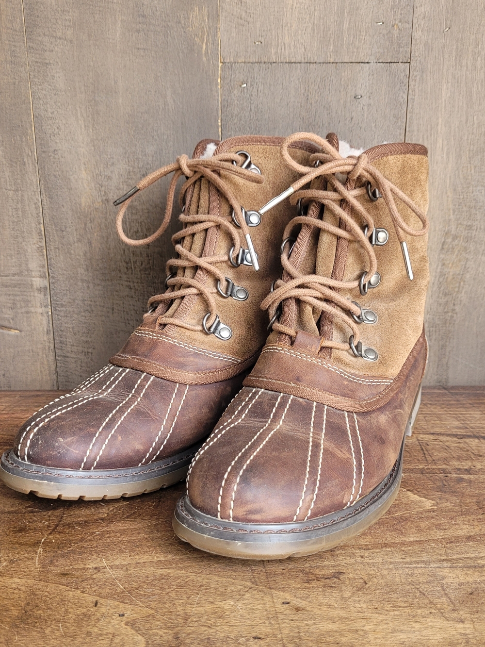 EUC Emu Australia Duck Boots Women's sz 7 Leather/Shearling Lace Up Waterproof